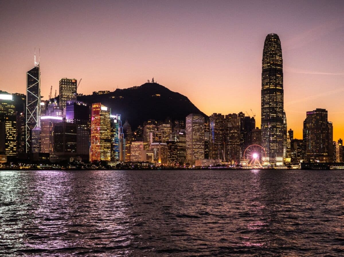 HK Banks Tighten Scrutiny of Chinese Clients After Curbs