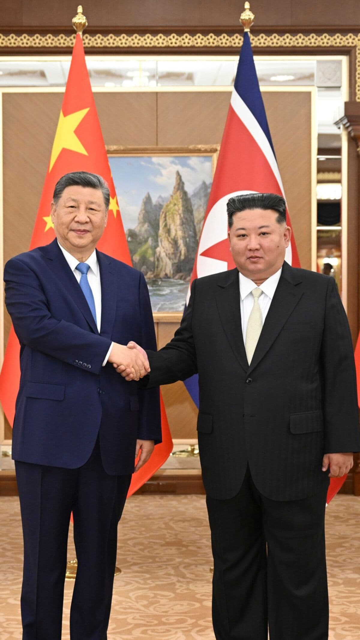 Xi Receives Lavish Welcome From Kim in North Korea