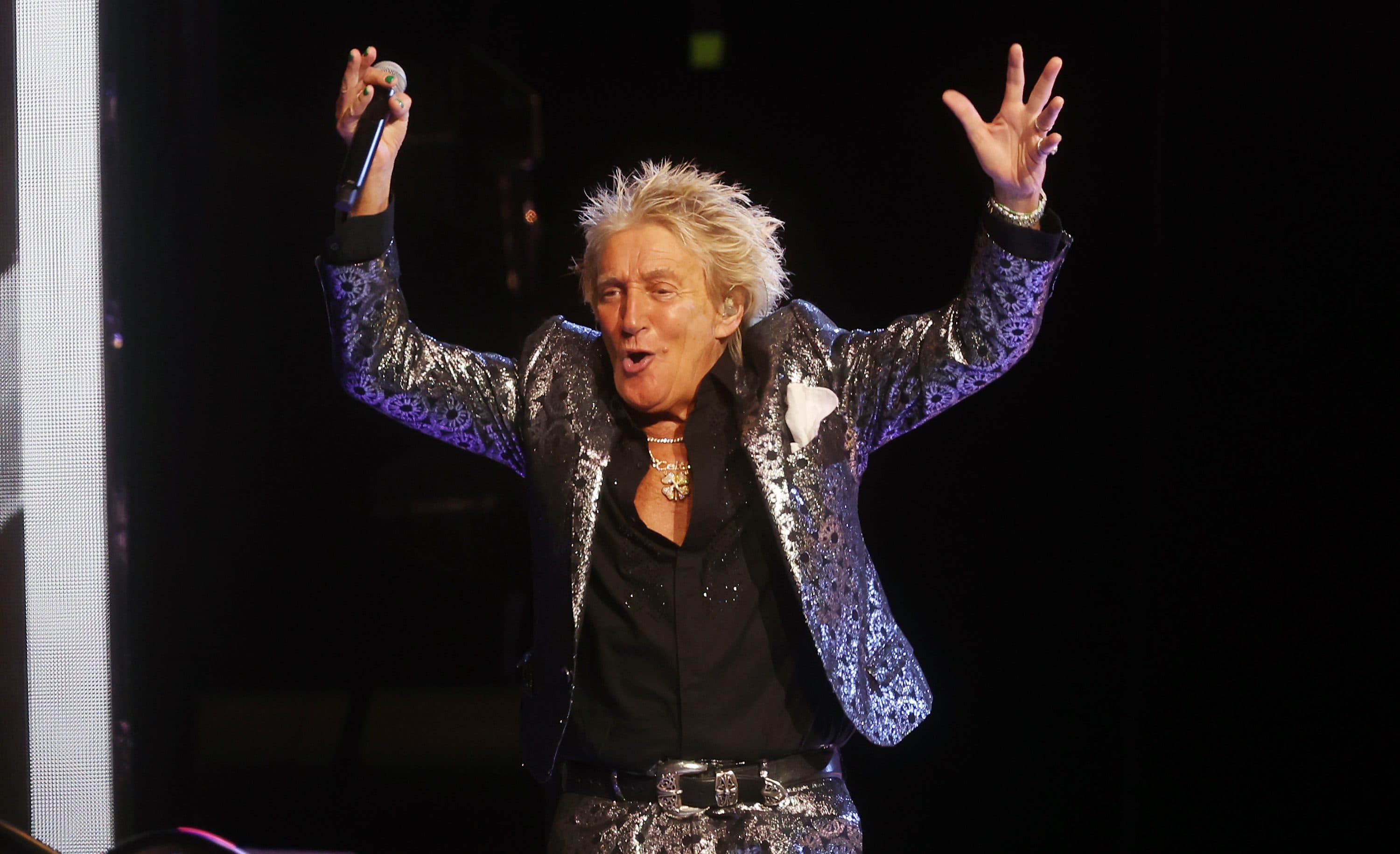 Rod Stewart Tells Hollywood Bowl “This Is My Last Time Here” During Farewell Tour Stop That Keeps The Records Playin’. But Is It Really Goodbye? – Review