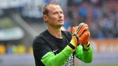 Ex-keeper Manninger dies after car hit by train