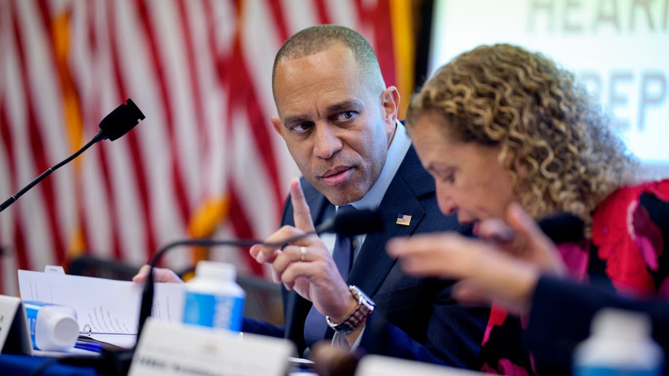 "He's never done that": Jeffries stuns colleagues by withholding Wasserman Schultz endorsement