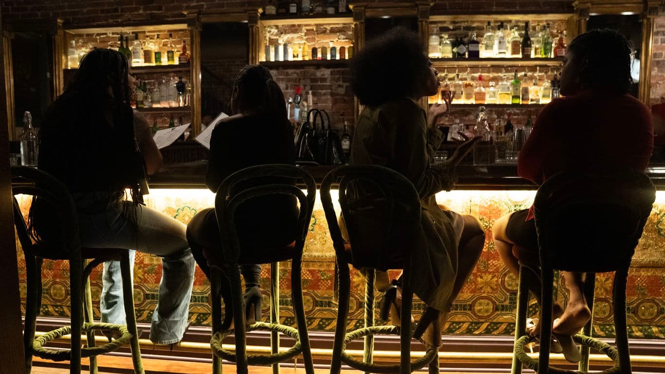 Phone-free bars and restaurants on the rise across the U.S.