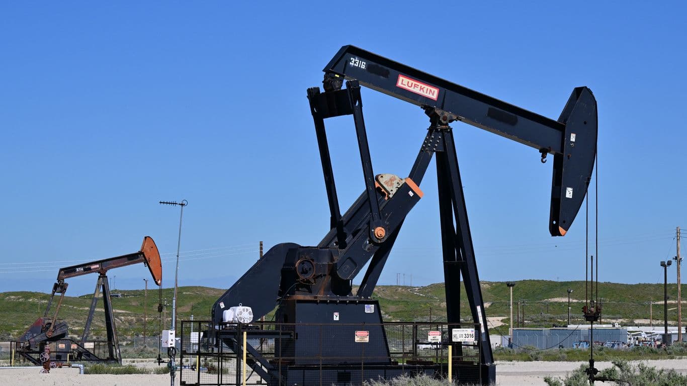 Oil climbs anew on mixed signals about Iran war's future