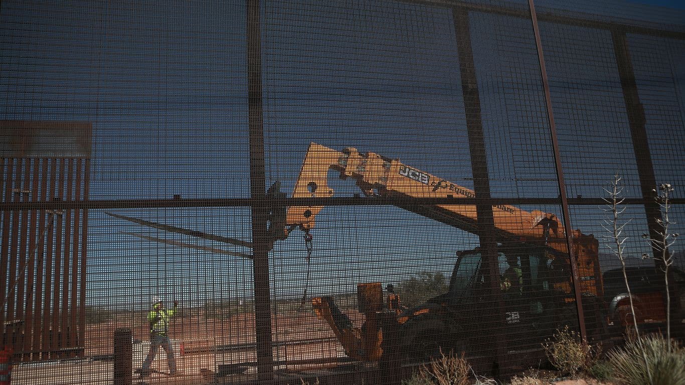 Trump's border wall lurches closer to schedule