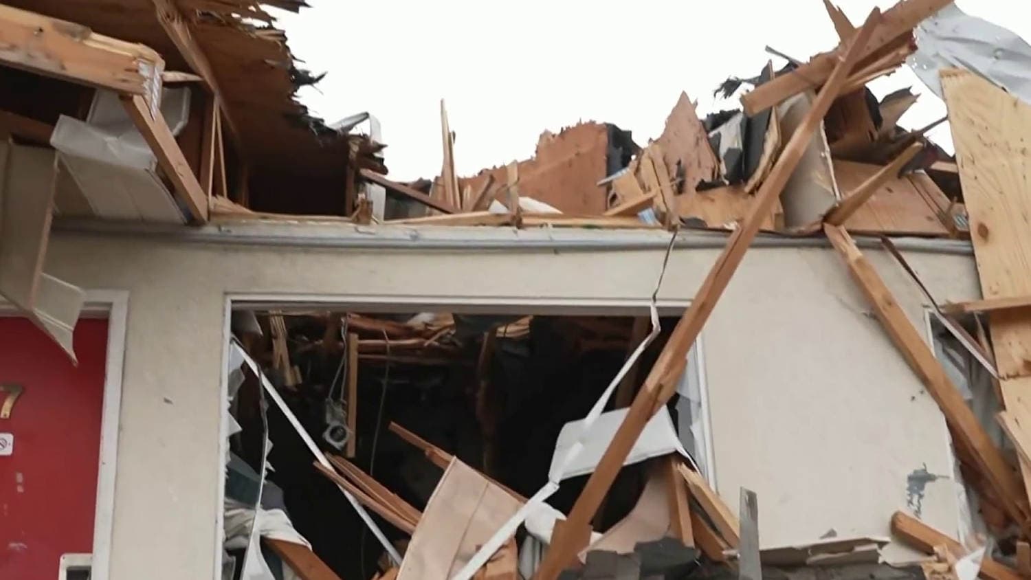Dangerous tornadoes rip across Midwest