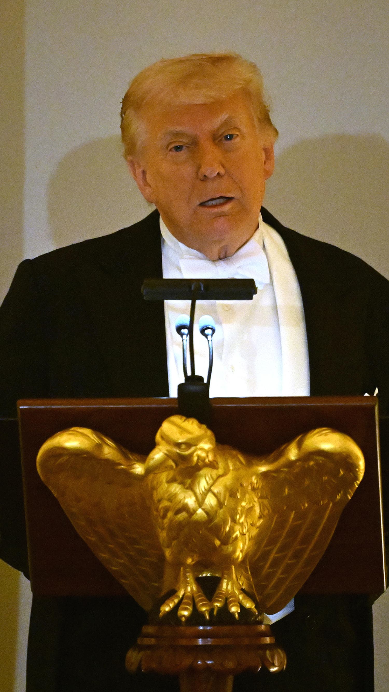 Trump talks about Iran war while toasting King Charles