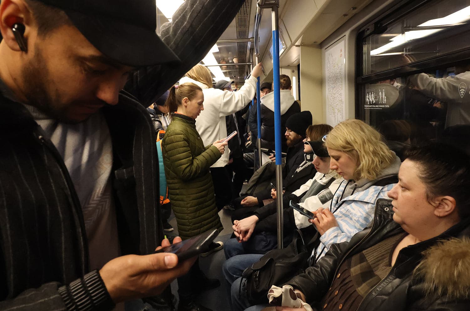 As Putin takes Russia off the grid, there are growing signs of discontent