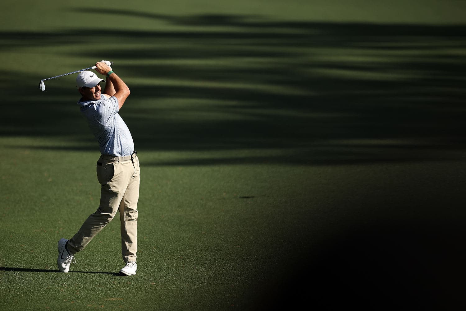 Rory McIlroy holds on to win his second straight Masters