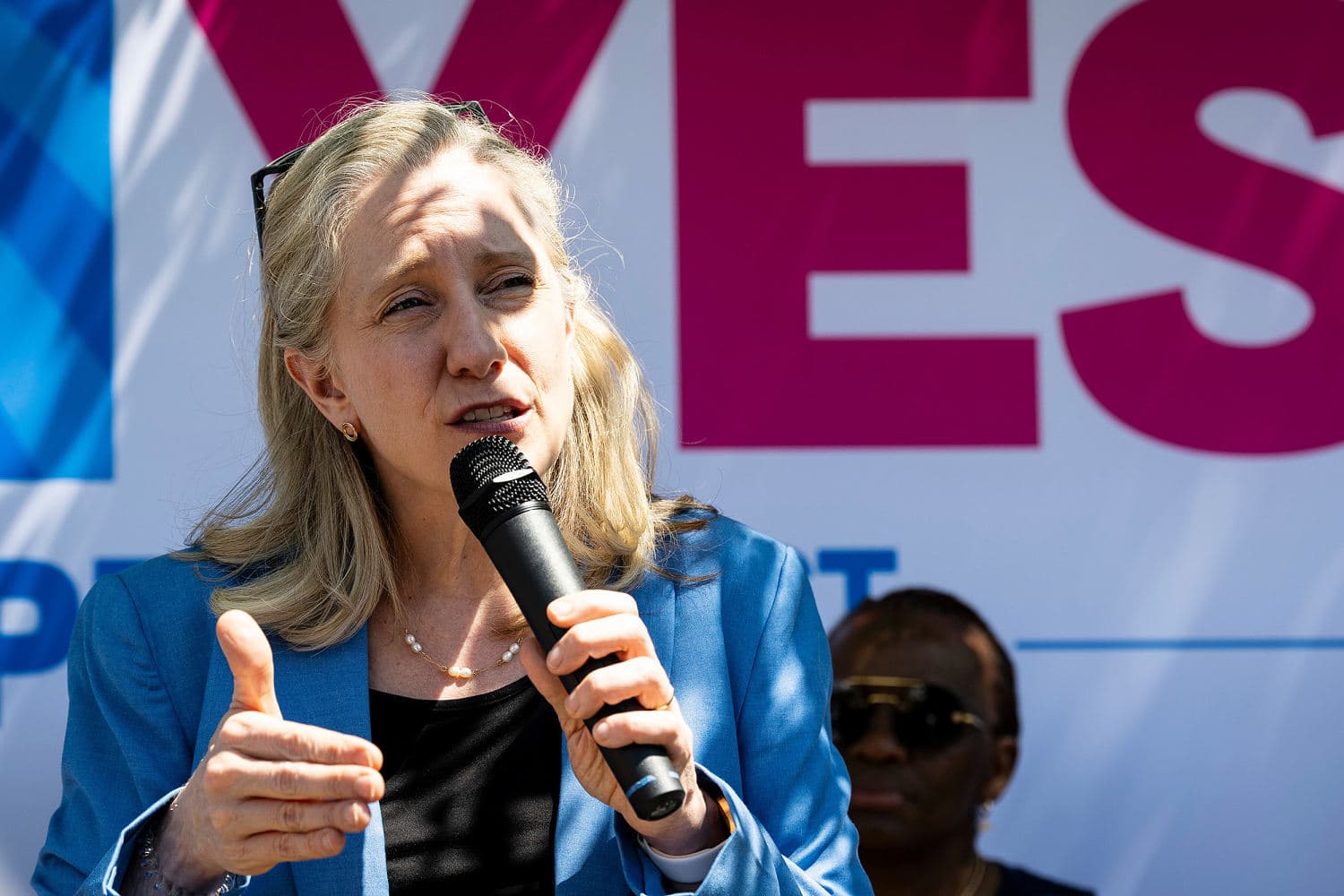 Virginia voters approve Democrats' redistricting plan, giving the party a midterm election boost