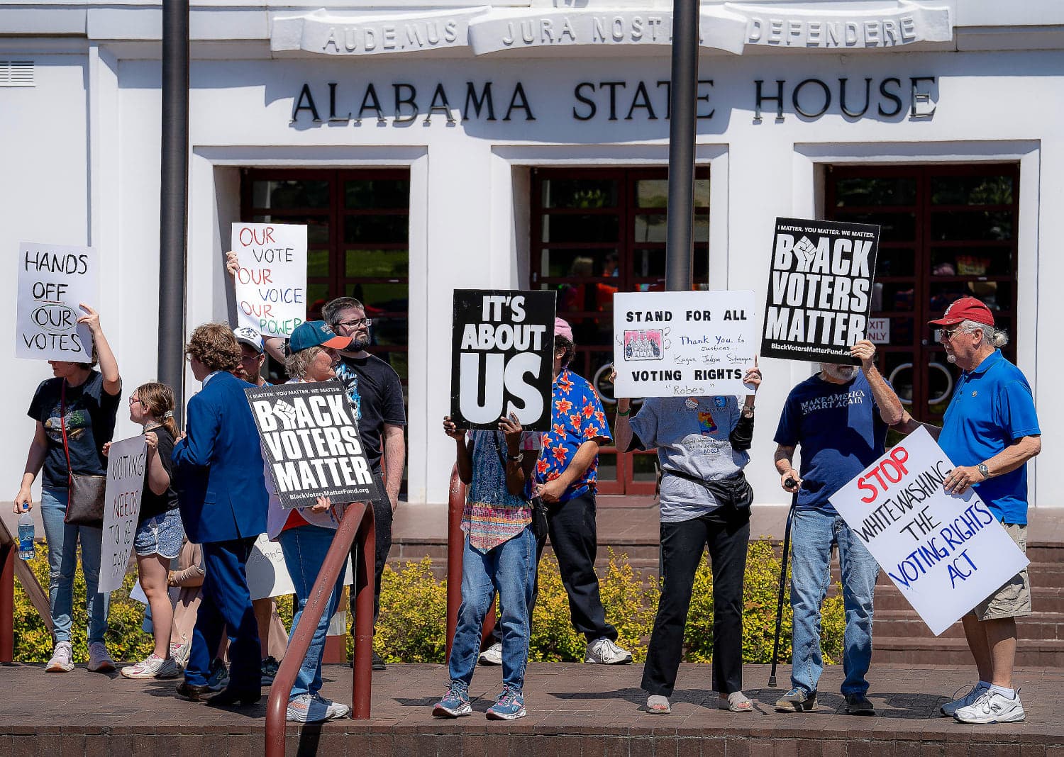 Alabama takes step toward a new congressional map while awaiting court action