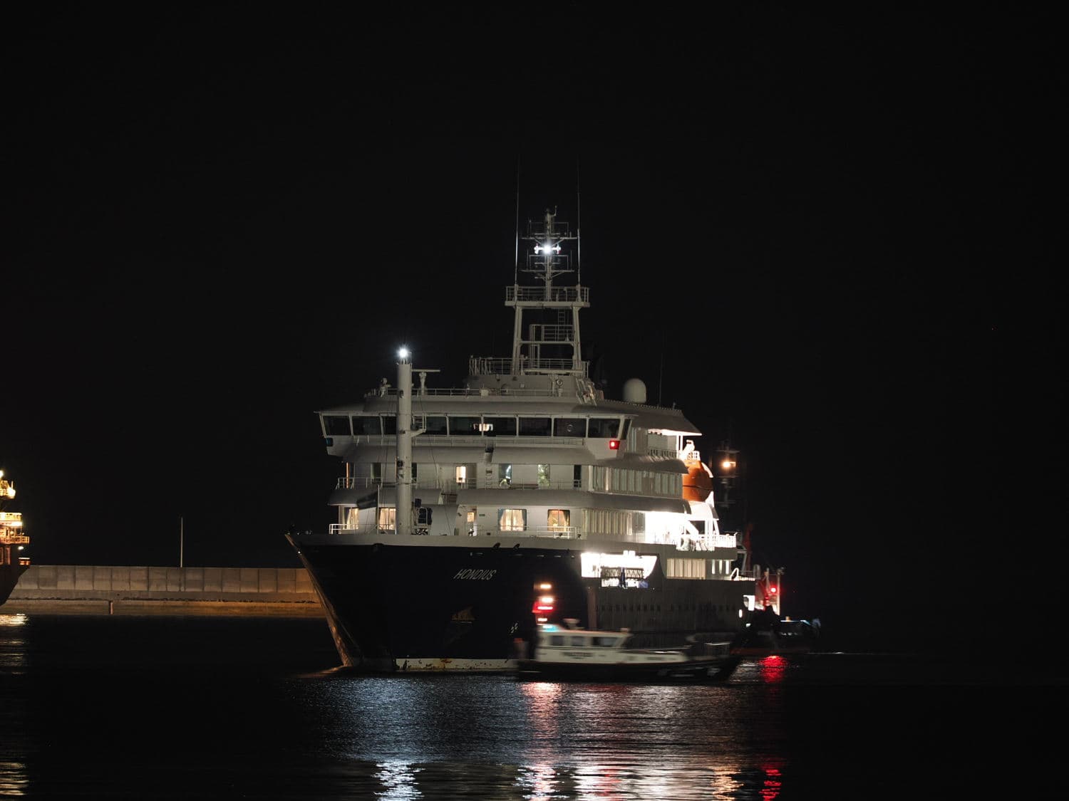 Hantavirus-stricken cruise ship arrives in Tenerife