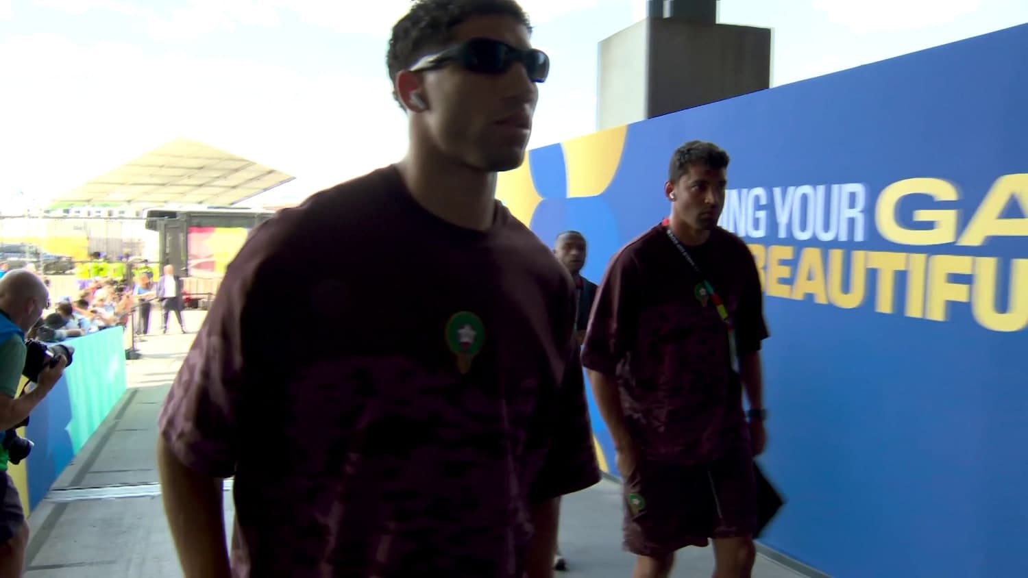 Tremendo look de Hakimi en su llegada para enfrentar a Brasil