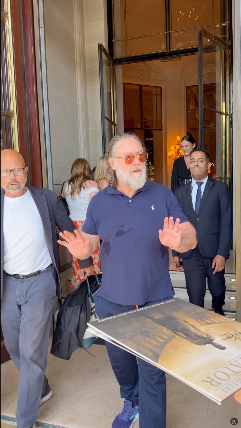 Russell Crowe warns autograph hunters gathered outside his Paris hotel: ‘Don’t f–king push in on me’