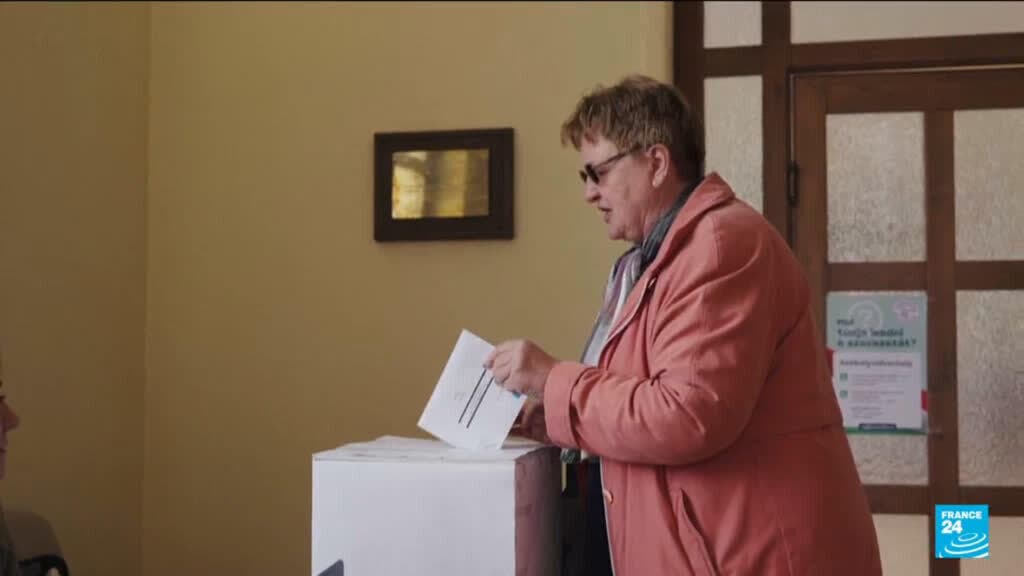 Viktor Orbán courts voters in neighboring Romania as Hungary’s election tightens