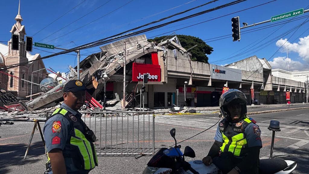 Major quake off Philippines kills at least 15, triggers tsunami warnings