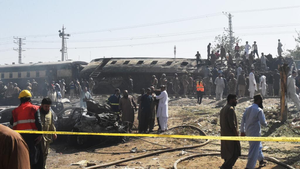 More than 20 people killed in suicide bombing targeting Pakistani passenger train