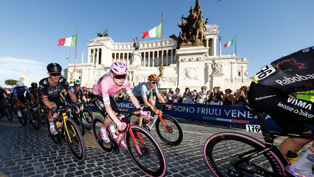 Vingegaard completes Grand Tour set with victory at the Giro d'Italia