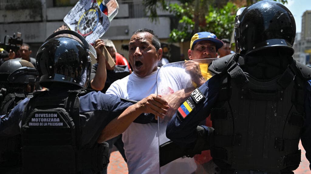 Venezuela police tear gas protesters calling for pay and pension rises