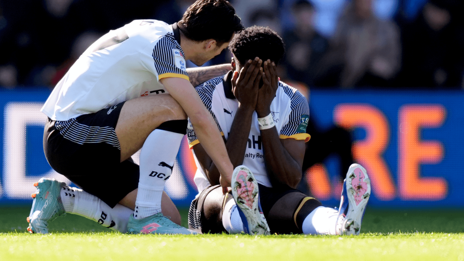 USMNT World Cup hopeful Patrick Agyemang stretchered off in Derby County's EFL Championship match