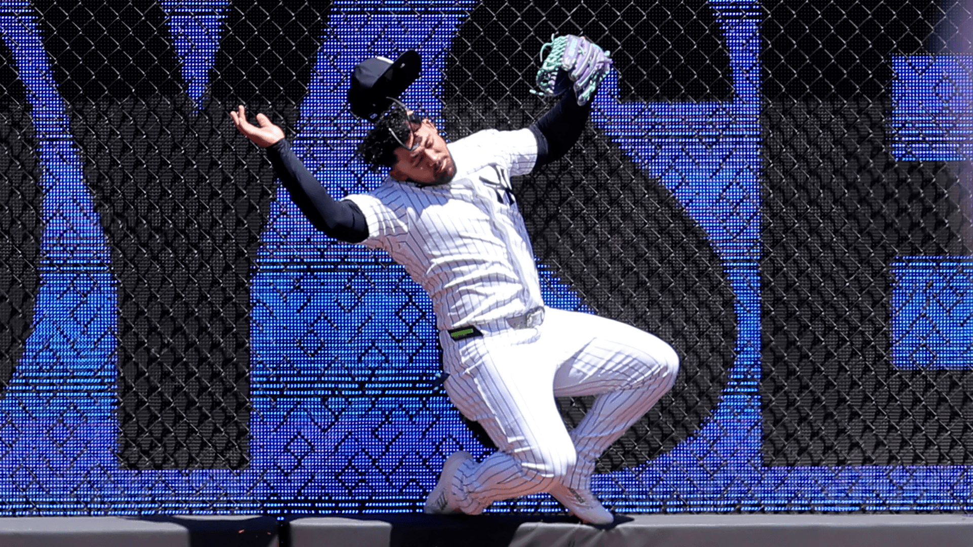 Yankees' Jasson Domínguez carted off field after making wall-slamming catch