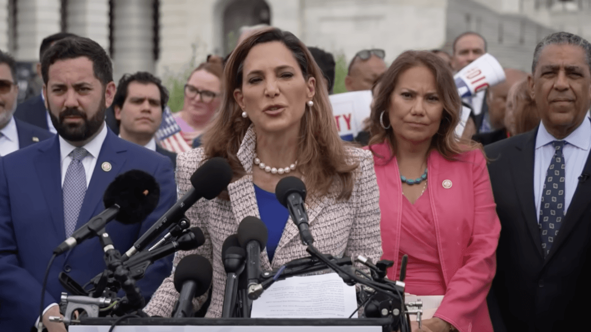 Here Are The 8 Most Insane Things In The ‘DIGNIDAD’ Amnesty Bill