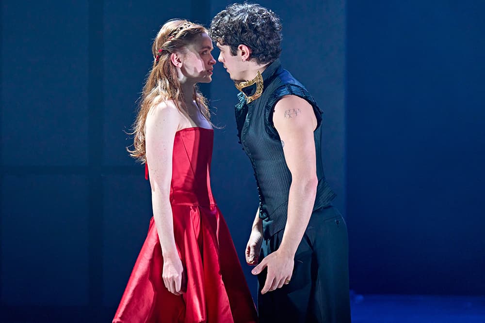 ‘Romeo & Juliet’ West End Review: Sadie Sink and Noah Jupe Lead an Angsty, Time-Bending Adaptation That Builds to a Real Gut-Punch