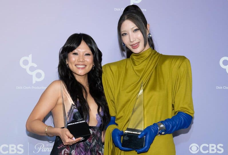 American Music Awards Photo Gallery: See EJAE, Rei Ami, Katseye, Sombr, Karol G, Teyana Taylor and Other Stars on the Red Carpet and Backstage