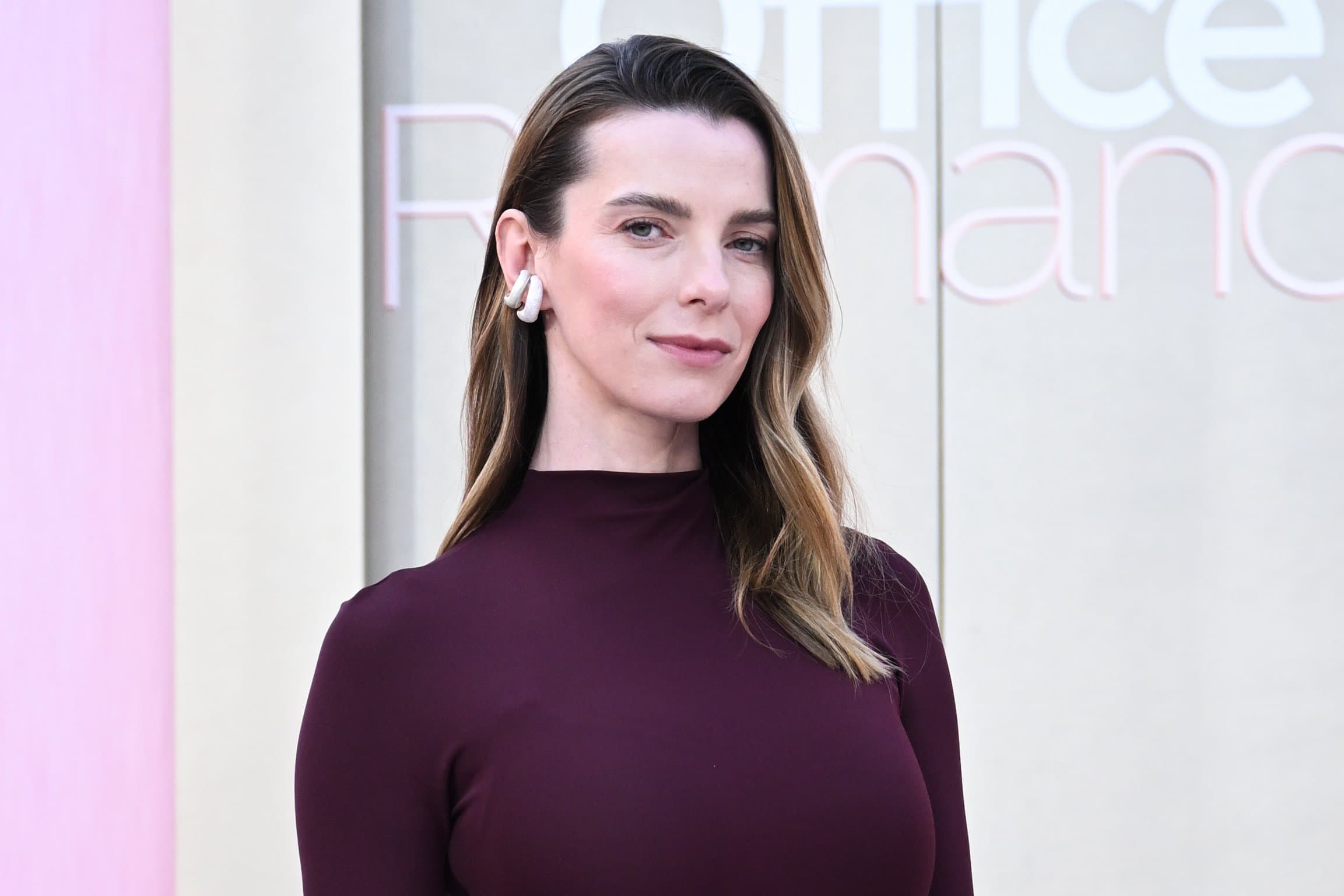 ‘Office Romance’ Star Betty Gilpin on Using a Prosthetic Vagina for Her Birthing Scene: ‘I Was Pretty Freaked Out’