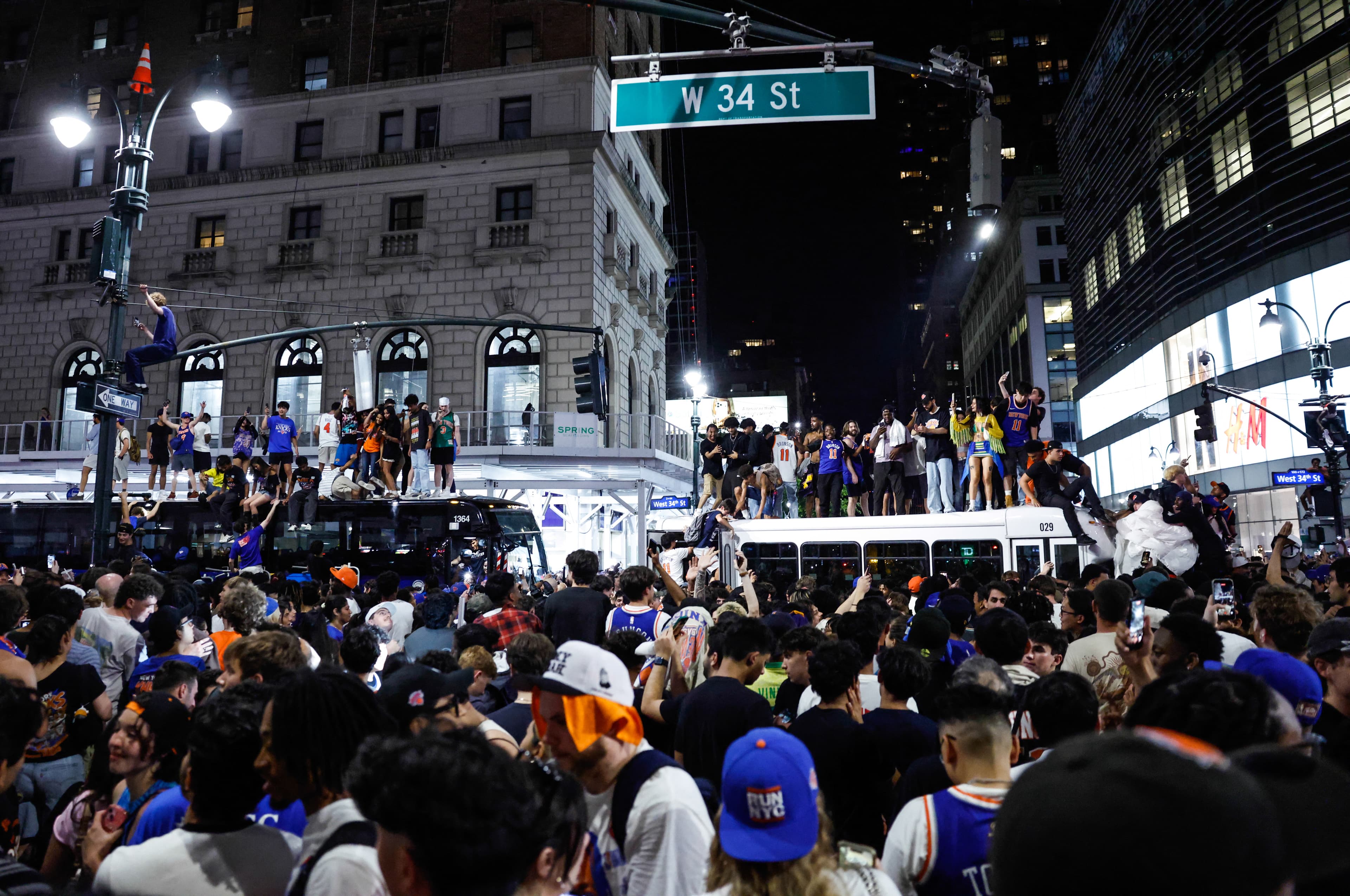 An NYPD Officer Said I Could Climb A Street Sign After The Knicks Won The NBA Finals: ‘This Is Your Chance’