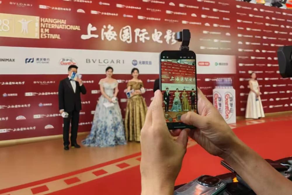 Honor and Arri’s Robot Phone Debuts on Shanghai Film Festival Red Carpet