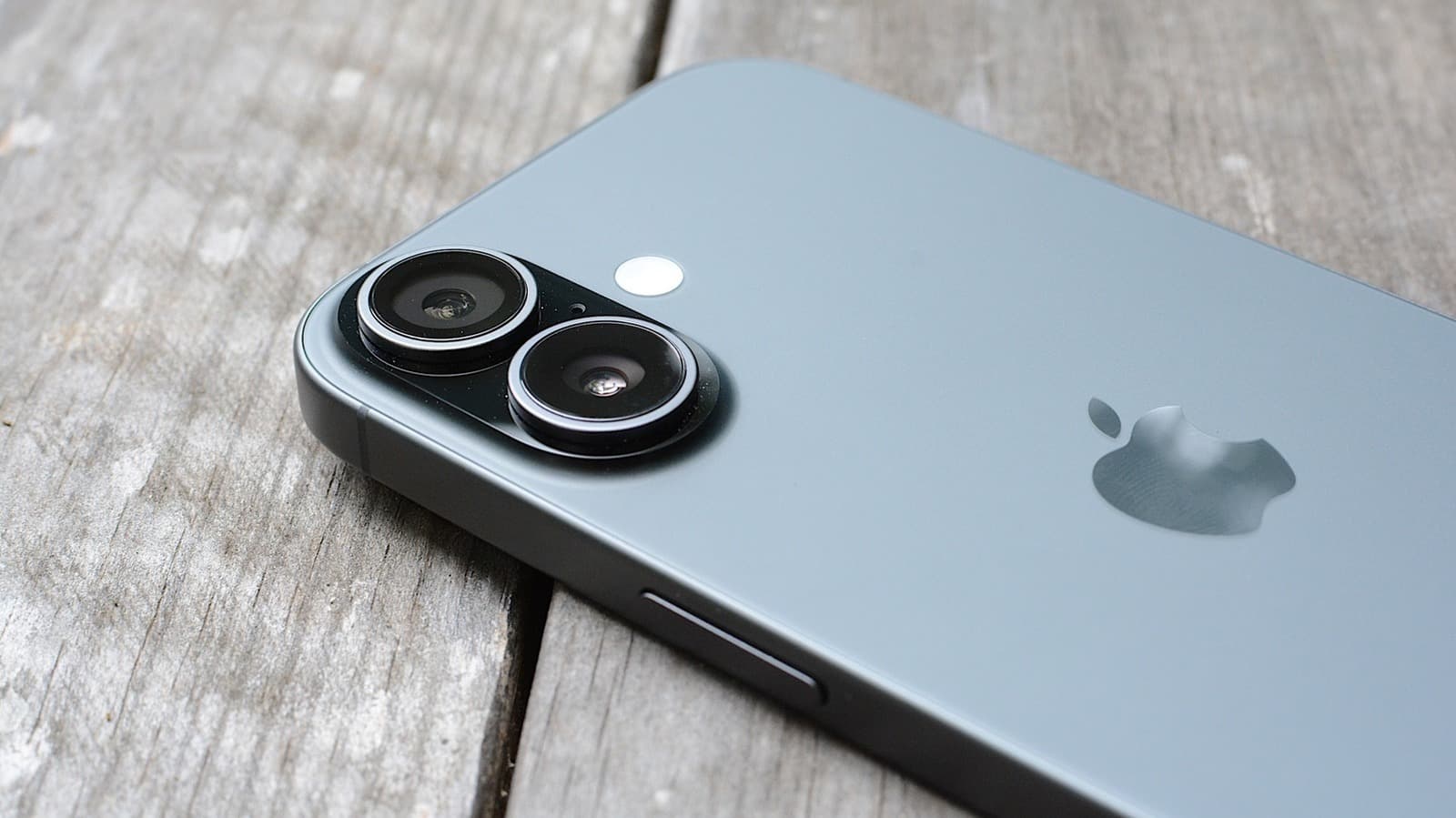 Apple said to be talking to Intel and Samsung about building key device processors